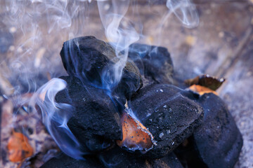 キャンプでの炭から出る煙