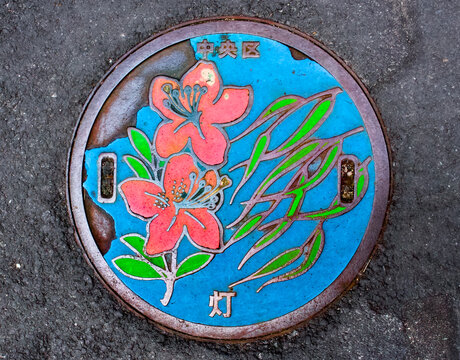 彩り綺麗な花模様のマンホールがお洒落