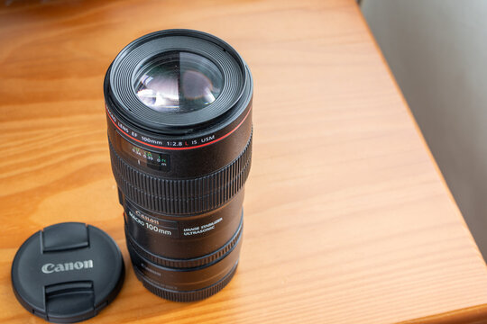 Canon ef 100mm f2.8l macro is usm lens