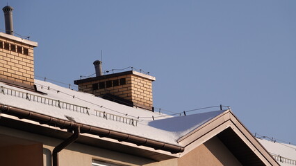 Dach bloku pokryty warstwą śniegu