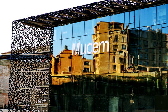 MUCEM. (Mus&eacute;e des Civilisations de l'Europe et de la M&eacute;diterran&eacute;e)  Fa&ccedil;ade vitr&eacute;e avec immeubles se refl&eacute;tant.Marseille. France. D&eacute;cembre 2025.