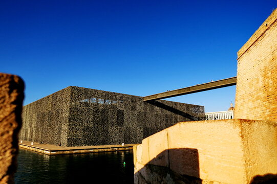 MUCEM. (Mus&eacute;e des Civilisations de l'Europe et de la M&eacute;diterran&eacute;e) Vue g&eacute;n&eacute;rale avec la passerelle. Ciel bleu. Marseille. France. D&eacute;cembre 2025.