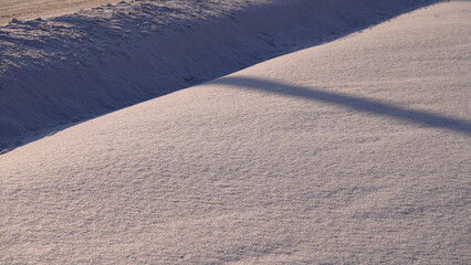 Gruba warstwa śniegu w słoneczny dzień pokrywająca budynki i drogi i pola  © tomo81