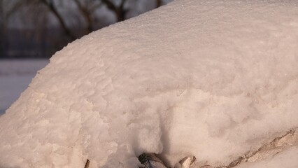 Gruba warstwa śniegu w słoneczny dzień pokrywająca budynki i drogi i pola  © tomo81