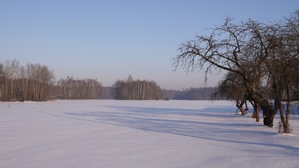 Krajobraz wiejski w okresie zimowym. Ziemia pokryta grubą warstwą śniegu. © tomo81