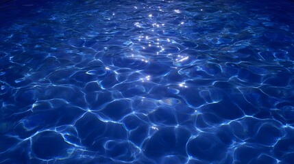 Obraz premium Shimmering blue water creates a serene and mesmerizing pattern of light and movement