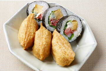 稲荷寿司とサラダ巻寿司