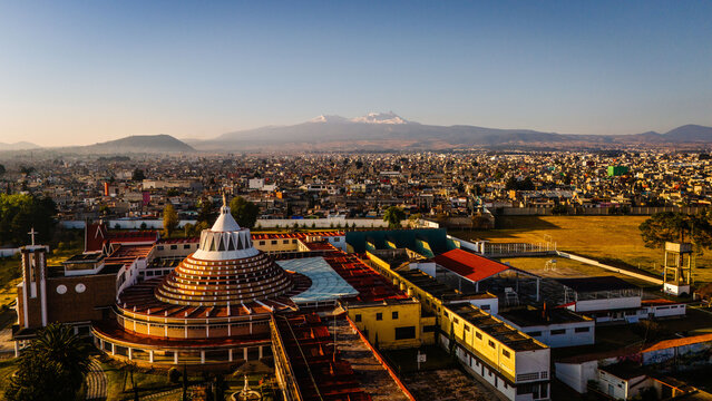 Seminario de Toluca y el volc&aacute;n Xinant&eacute;catl