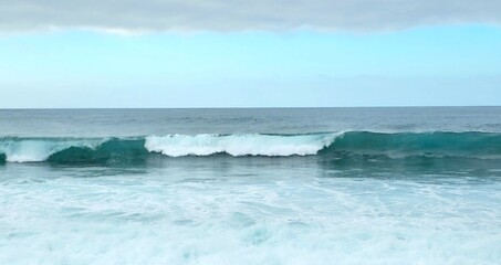 Fototapeta premium Deep Blue Sea Wave with White Foam and Clear Horizon