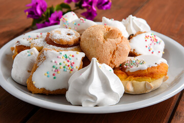 Piatto con pasticcini tradizionali sardi misti, desserts italiani 