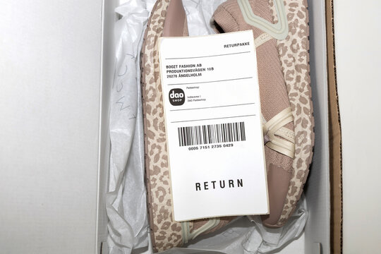 DAO postal return label on Boozt parcel