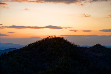 夕焼け空と山のシルエット