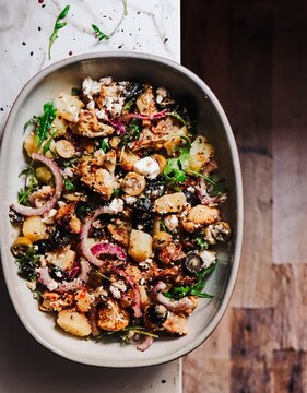 Ensalada de coliflor con patata , queso feta, r&uacute;cula y especias. Un plato arom&aacute;tico y muy nutritivo.