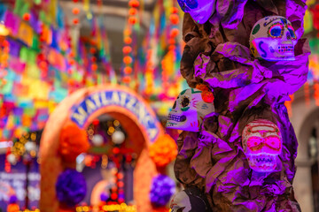 Fototapeta premium Altares, Ofrendas y adornos durante la celebración del Día de Muertos en México.