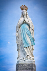 Fototapeta premium La Sainte Vierge de Lourdes au Rosaire de Lourdes