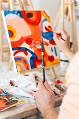 Person painting abstract art on canvas during workshop © Alfonso Soler