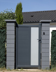 Portillon d'entr&eacute;e du jardin d'une maison