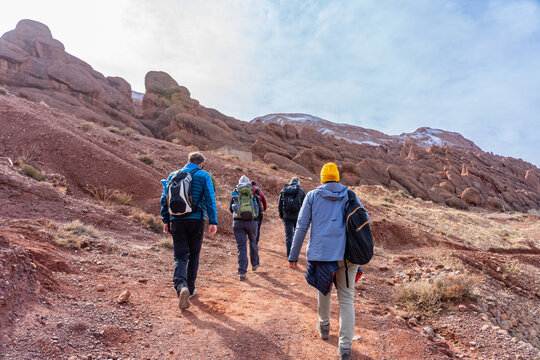 Wanderreise, Urlaub in Marokko, Dades Tal, Dades Schlucht: Wanderung im Canyon nahe der Felsen - Monkey Fingers, Pattes Des Singes: Spektakul&auml;re Berg und Landschaft, Wandergruppe