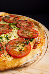 pizza italiana napolitana con tomate y albahaca