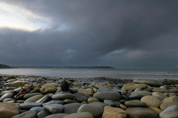 Obraz premium Une plage de galets humides à la tombée de la nuit