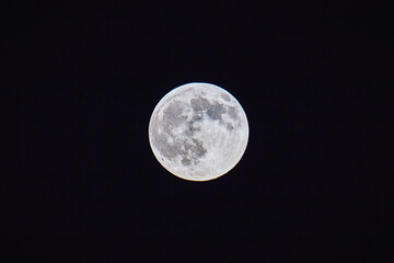 Obraz premium Full Moon at Night with Detailed Surface Texture Against Black Sky
