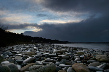 Une plage de galets humides &agrave; la tomb&eacute;e de la nuit