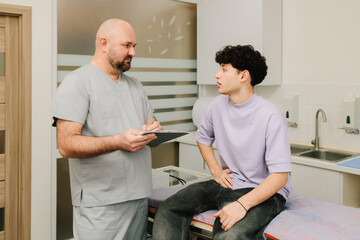 Obraz premium Patient discussing urinary problems with urology specialist.