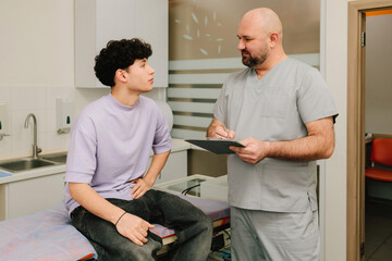 Obraz premium Patient talks to urologist about urinary concerns and history.