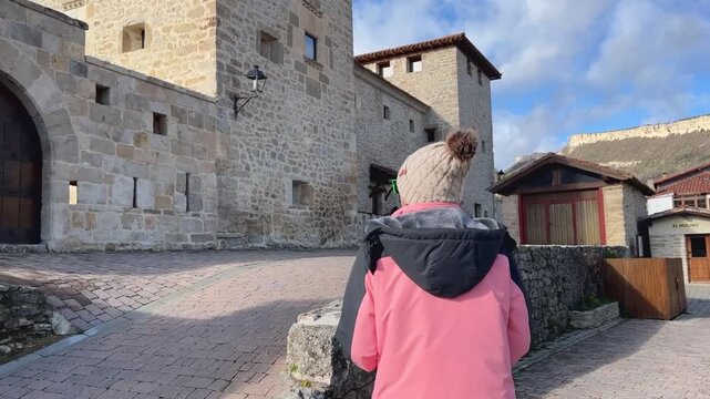 Mujer paseando por el casco hist&oacute;rico medieval de Puentedey
