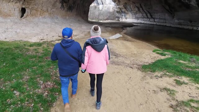 Pareja pasando bajo el puente natural de Puentedey