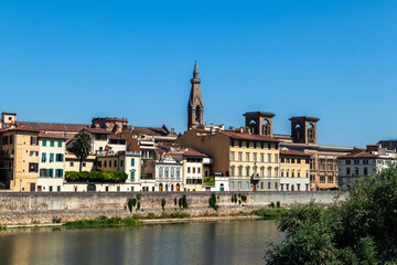 Obraz premium Old historic buildings near the Arno river in Florence, Italy.