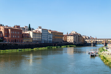 Obraz premium Old historic buildings near the Arno river in Florence, Italy.