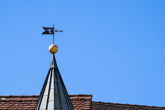 Kirchturmspitze mit Kugel und Engel auf Windfahne, St. Gallen, Schweiz