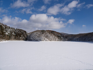 冬空に包まれた静かな湖面