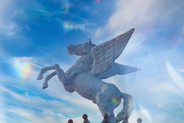 遊園地の乗り物の上に設置された、まるで空を飛んでいるようなクールなペガサス