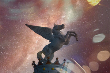 遊園地の乗り物の上に設置された、まるで空を飛んでいるようなクールなペガサス