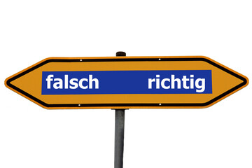 falsch oder richtig - Verkehrsschild das in zwei entgegengesetzte Richtungen zeigt