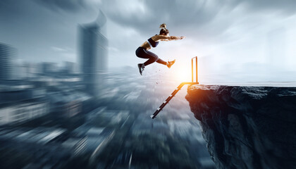 Aktywność ekstremalna. Postać kobiety skacząca na kr&oacute;tkie schodki na wysokości.