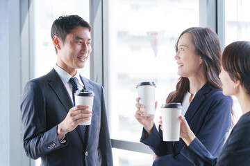飲み物を飲み休憩するビジネスマンたち