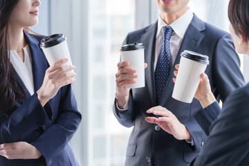 飲み物を飲み休憩するビジネスマンたち
