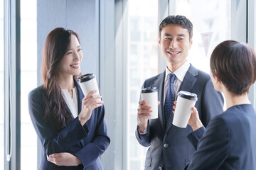 飲み物を飲み休憩するビジネスマンたち