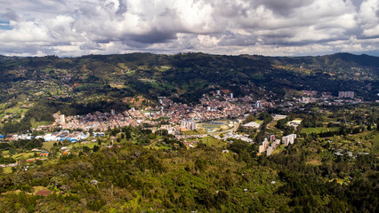 Obraz premium Guarne, Antioquia - Colombia. January 27, 2026. Photograph of Guarne, Antioquia, highlighting the relationship between nature, architecture, and the Colombian mountainous terrain.