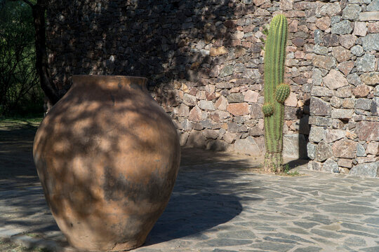 Card&oacute;n sobre una pared de piedra en el norte argentino.