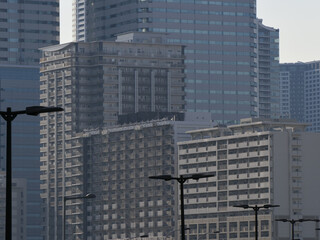 Fototapeta premium 豊洲のウォーターフロントに広がる青空と近代的な高層ビル