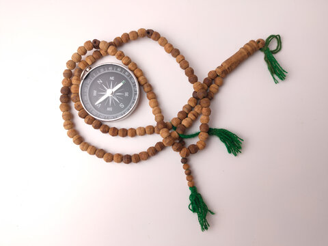 Compass paired with a set of prayer beads tasbih