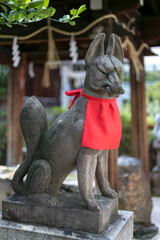 キツネの石像・稲荷神社