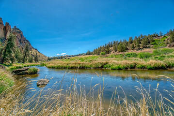Obraz premium A river with a rocky shoreline and a clear blue sky
