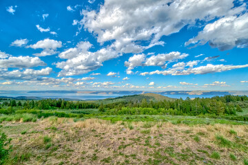 Obraz premium A beautiful view of a mountain range with a lake in the distance
