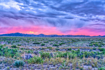 Obraz premium A beautiful sunset over a vast, empty field
