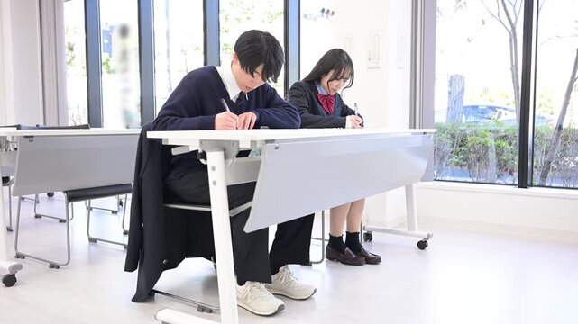 学校や塾などで受験対策の模試のテストを受ける日本人の高校生の男女の動画全身